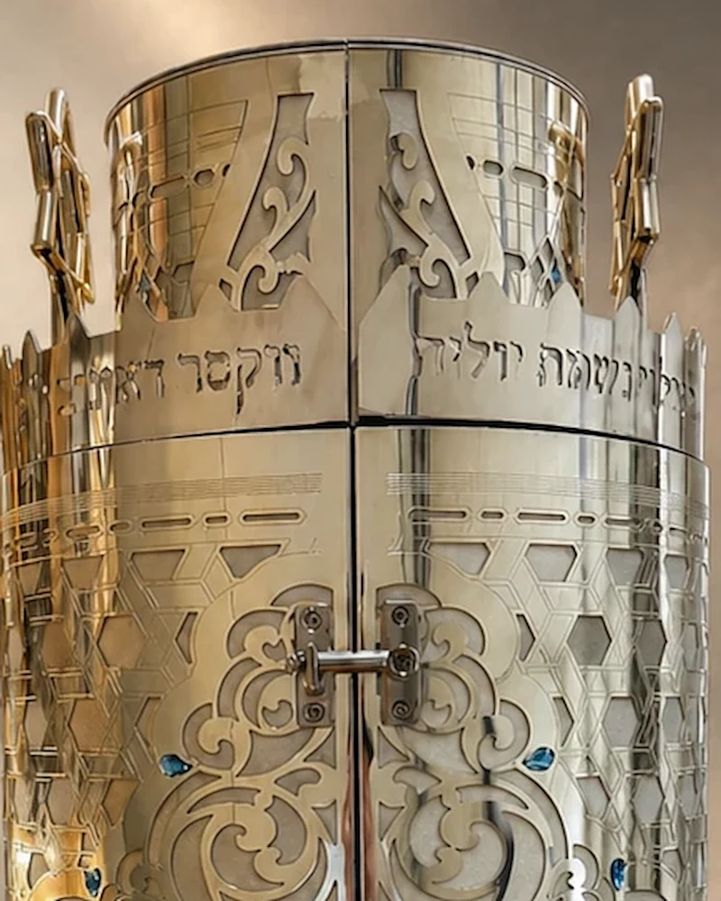 תקריב הכתר עם שני מגיני הדוד והכיתוב החרוט על העטרה